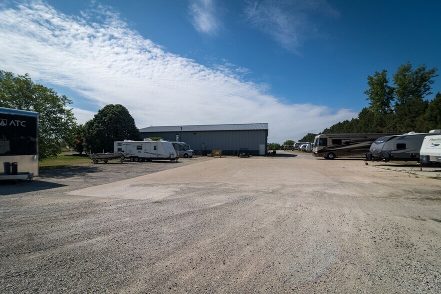 More Photos Of 1804 N Towanda Barnes Rd, Bloomington Flex For Lease