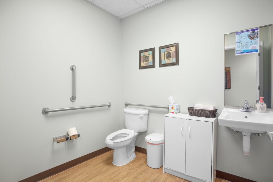 More Photos Of 107 Olde Greenwich Dr, Fredericksburg Office For Sale