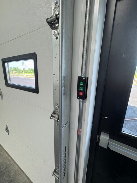 More Photos Of 10 Regency Oaks Blvd, Rochester Warehouse For Lease