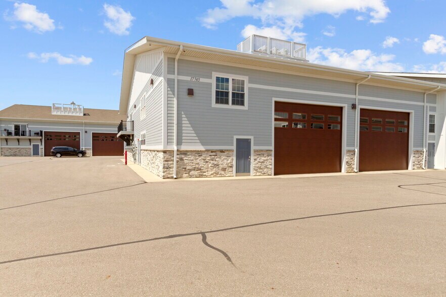 More Photos Of 17745 Motor District Cir, Westfield Showroom For Sale