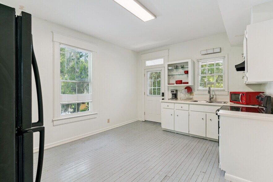 More Photos Of 1113 Grant St, Brunswick Apartments For Sale