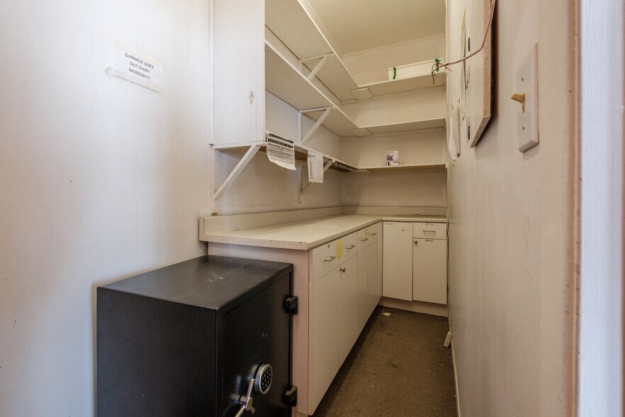 More Photos Of 155-159 Wellington St, Kingston Storefront Retail Residential For Lease