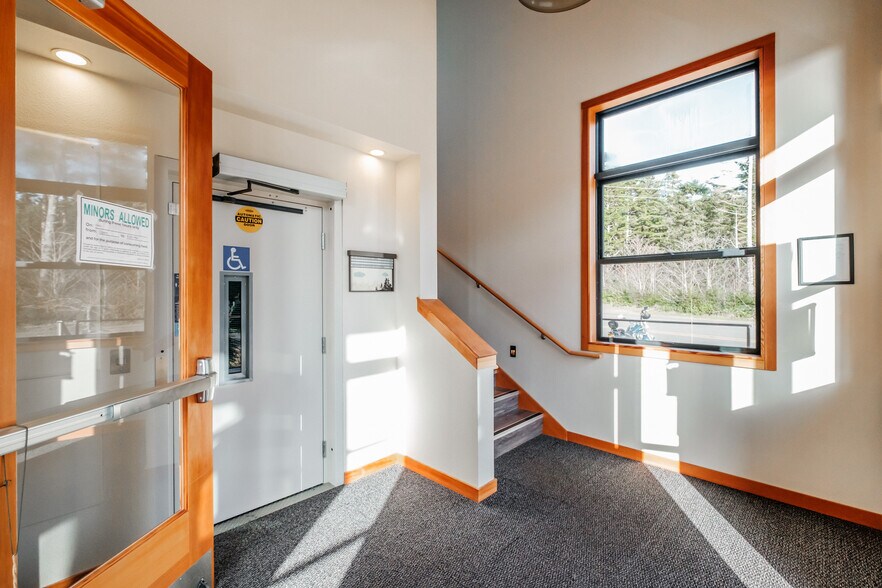 More Photos Of 755 SE College Way, Newport General Retail For Sale