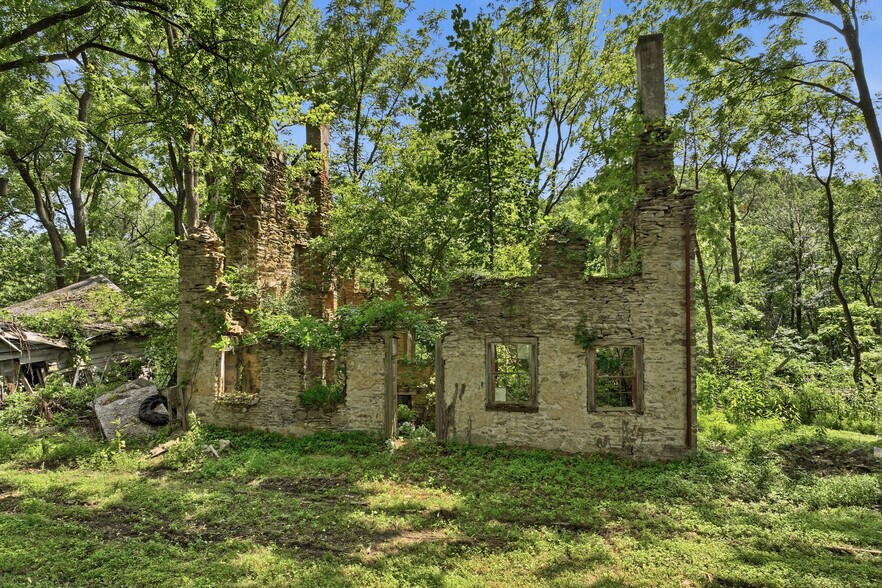 More Photos Of 429 Riverview Dr, Walnutport Flex For Sale