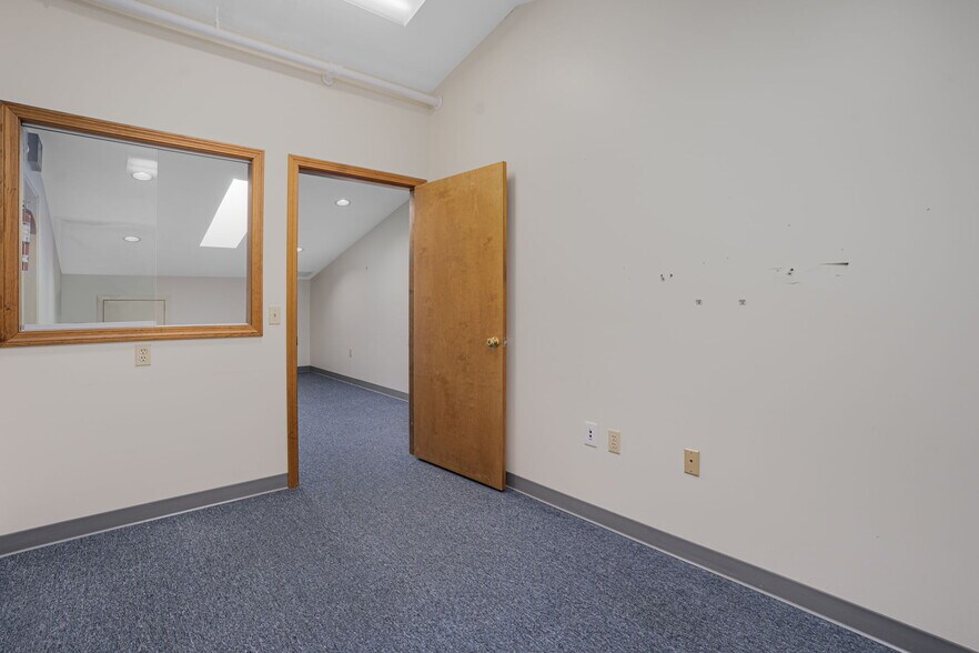 More Photos Of 24 Salt Pond Rd, Wakefield Medical For Sale