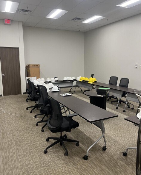 More Photos Of 6800 S Interstate Highway 45, Wilmer Showroom For Lease