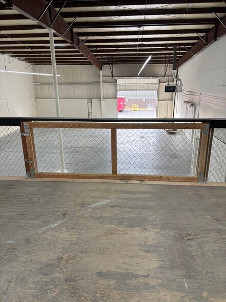 More Photos Of 163 SW Freeman Ave, Hillsboro Warehouse For Sale