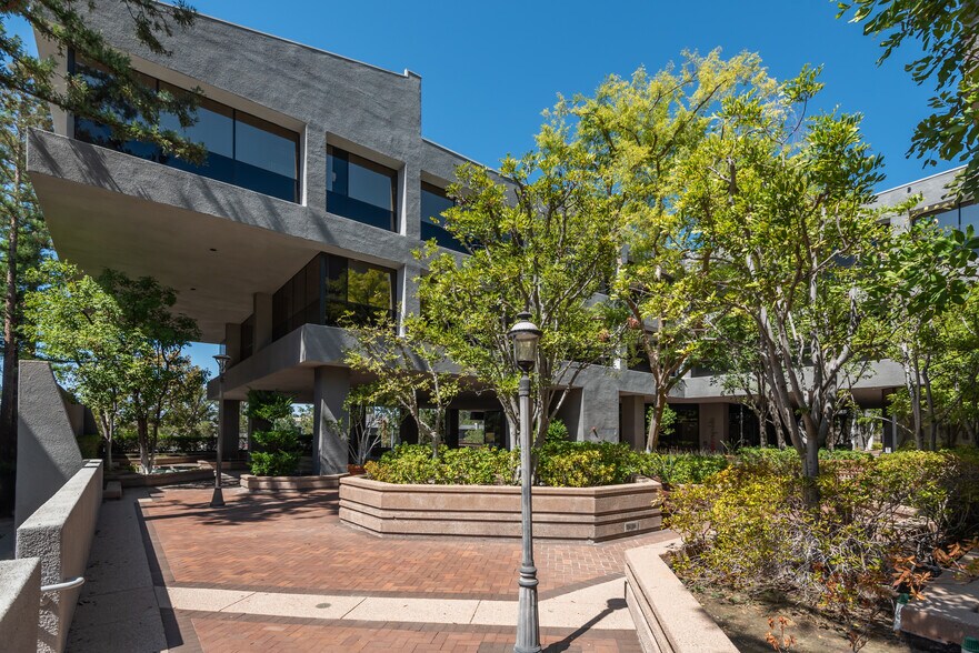 More Photos Of 20700 Ventura Blvd, Woodland Hills Loft Creative Space For Lease