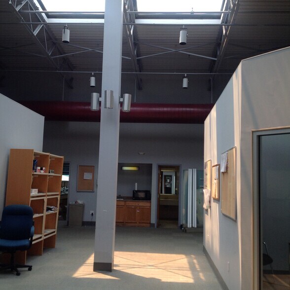 More Photos Of 193 Marsh Hill Rd, Orange Light Manufacturing For Lease