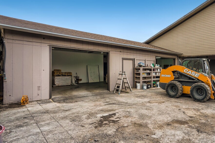 More Photos Of 11204 Bluff Bend Dr, Austin Light Manufacturing For Sale