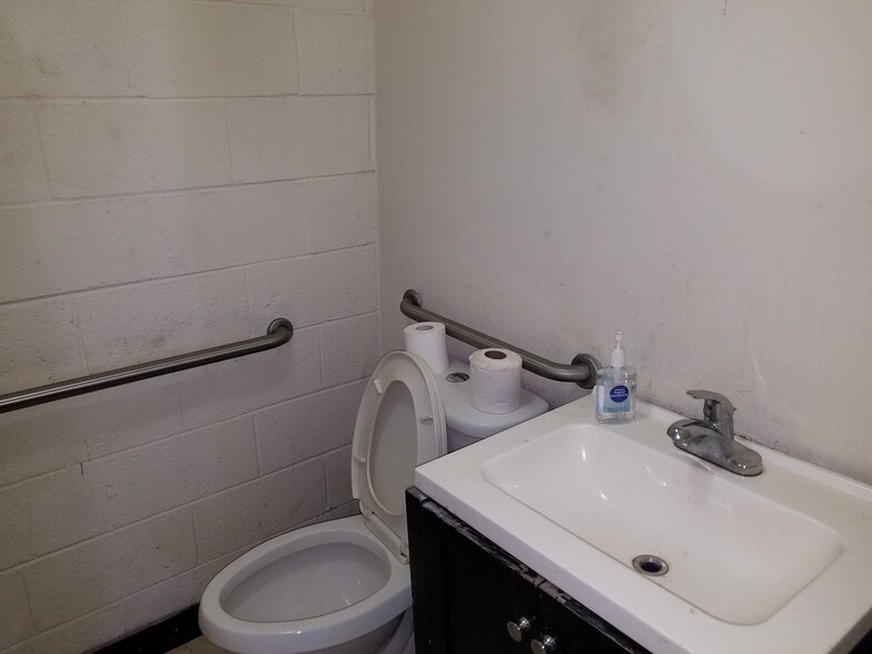 More Photos Of 700 Ritchie Rd, Capitol Heights Light Manufacturing For Lease