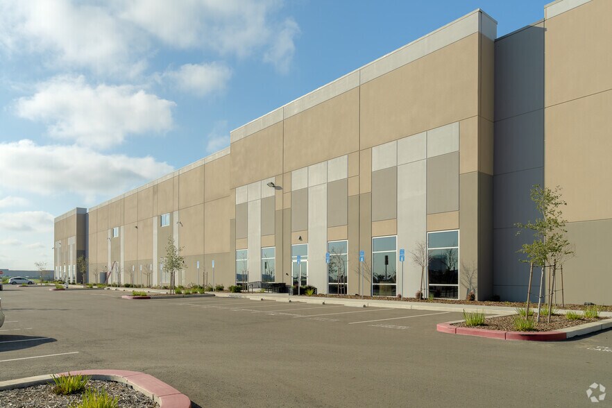 More Photos Of 7461 Metro Air Pky, Sacramento Warehouse For Lease