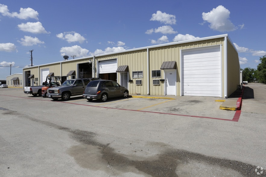 Primary Photo Of 415-453 N Briery Rd, Irving Warehouse For Lease