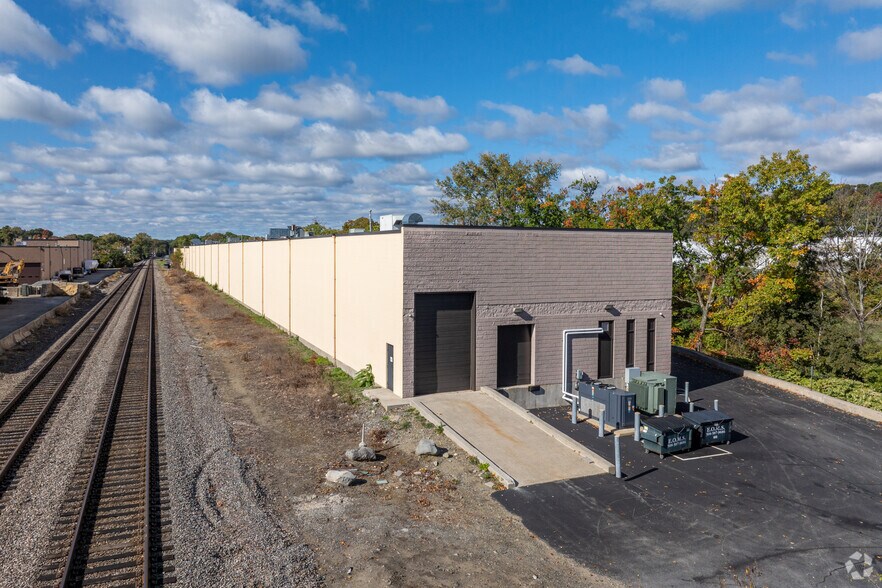 More Photos Of 117 Beaver St, Waltham Warehouse For Lease