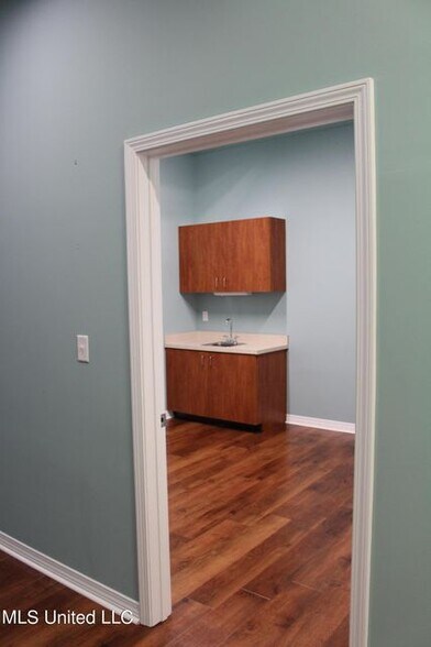 More Photos Of 4405 E Aloha Dr, Diamondhead Storefront Retail Office For Lease