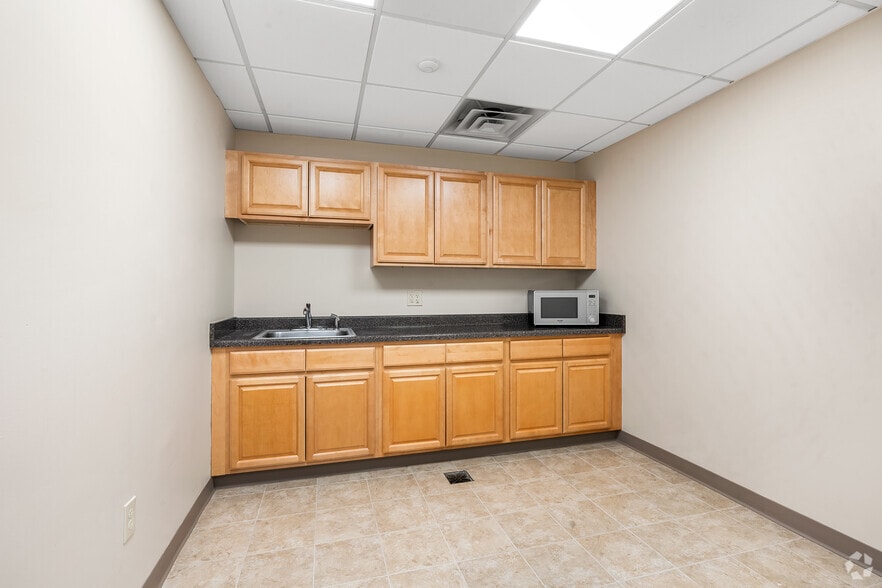 More Photos Of 609 W Johnson Ave, Cheshire Medical For Lease