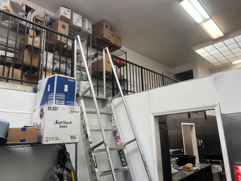 More Photos Of 433 N Fairfax Ave, Los Angeles Restaurant For Lease