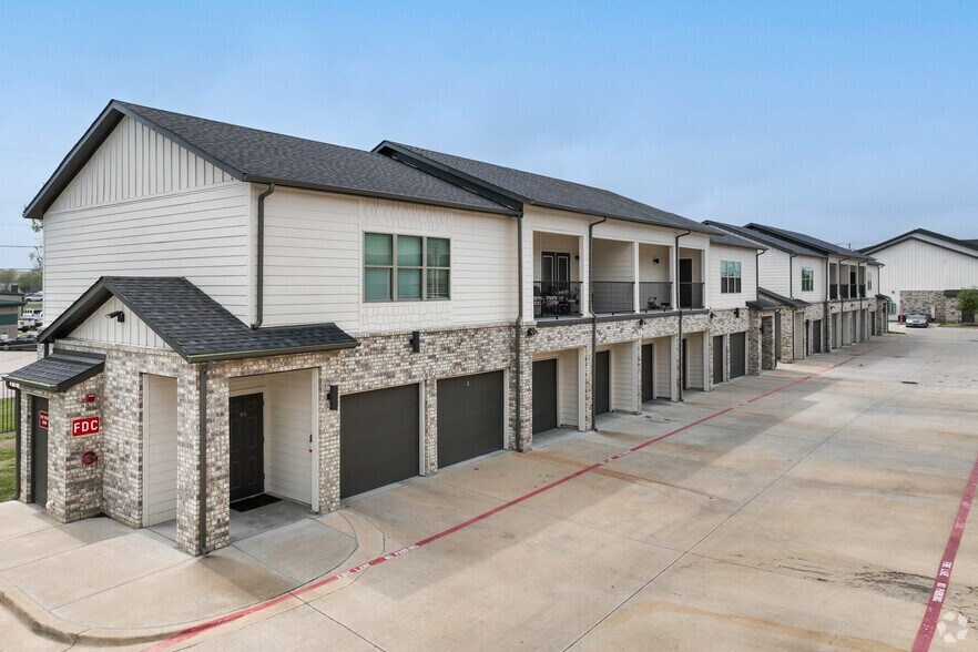 More Photos Of 15 Northgate Dr, Waxahachie Apartments For Sale