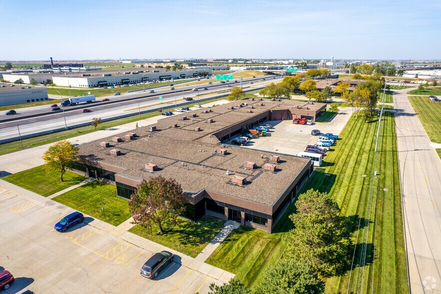 More Photos Of 4400-4498 SW 114th St, Urbandale Flex For Lease