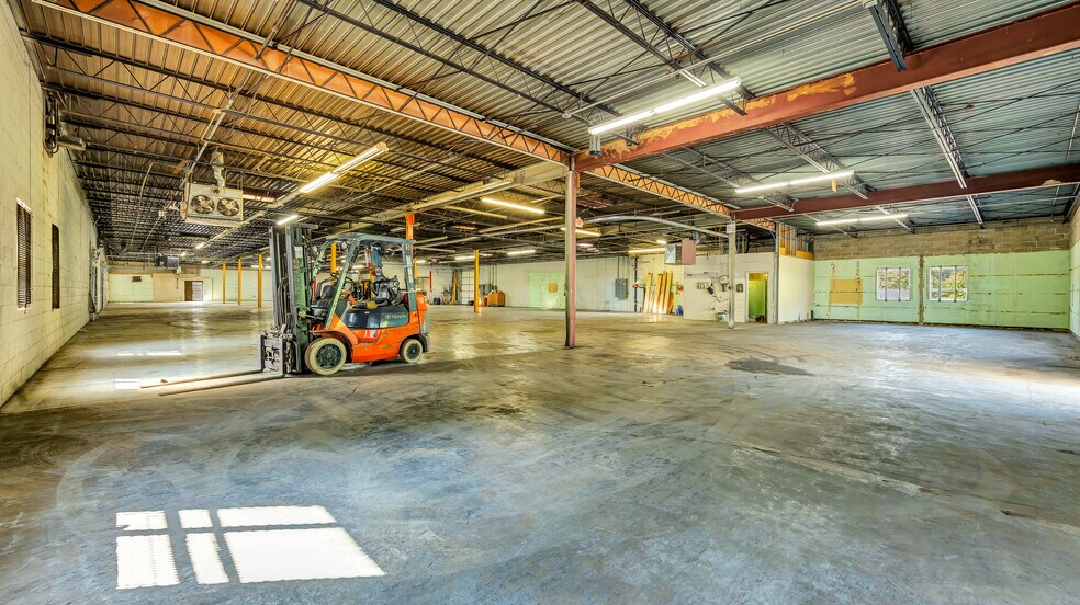 More Photos Of 333 Sante Ave, Kirkwood Warehouse For Lease