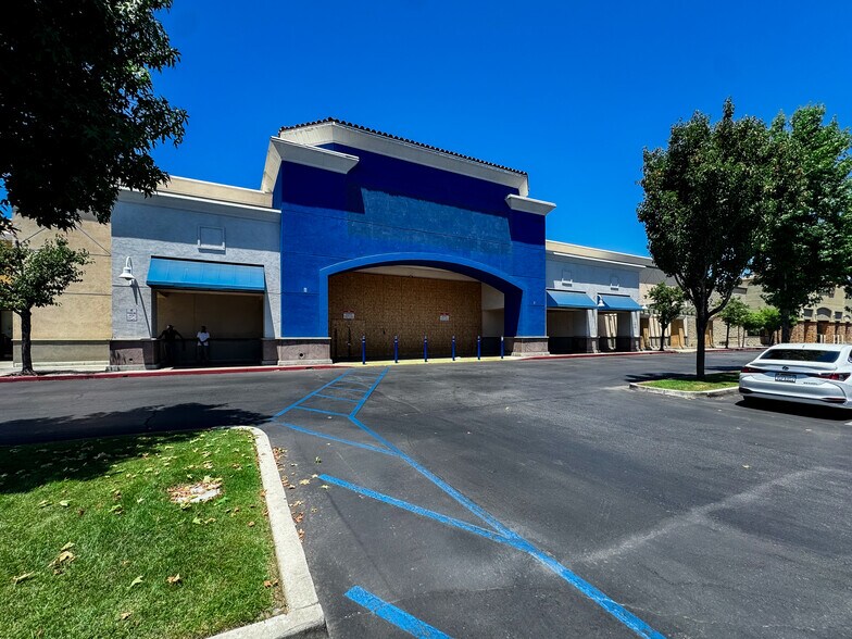 More Photos Of 5000 Stockdale Hwy, Bakersfield Department Store For Lease