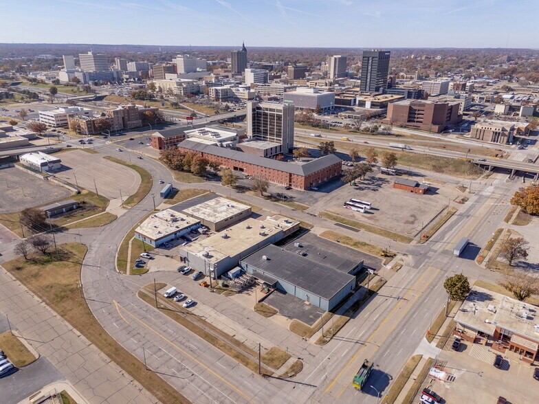 More Photos Of 400 SE Jefferson St, Topeka Flex For Sale