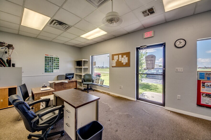 More Photos Of 931 NE 7th St, Cape Coral Warehouse For Sale