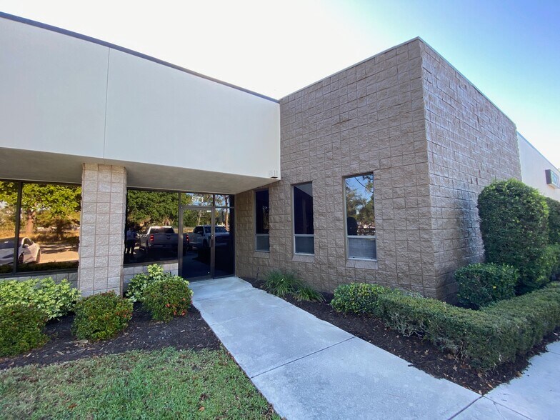 More Photos Of 567-585 Interstate Blvd, Sarasota Showroom For Lease