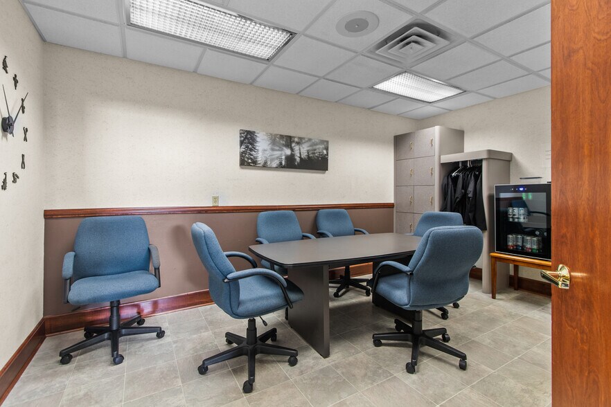 More Photos Of 2600 N Richmond St, Appleton Medical For Sale