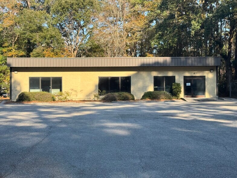 Primary Photo Of 29 Mathews Dr, Hilton Head Island Showroom For Lease