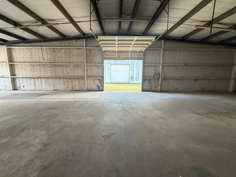 More Photos Of 803 E Mockingbird Ln, Victoria Industrial For Lease