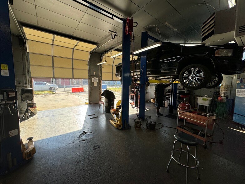 More Photos Of 7300 Troost Ave, Kansas City Auto Repair For Sale