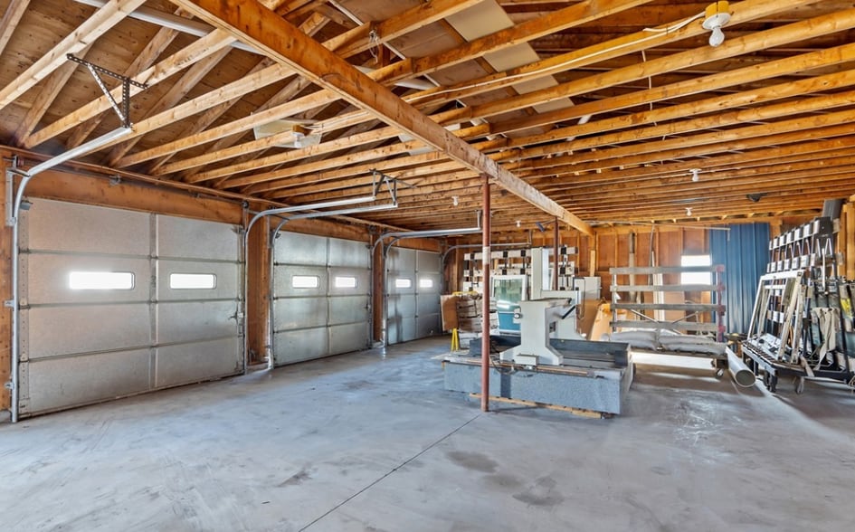 More Photos Of 8125-8127 Thompson Rd, Clay Industrial For Lease