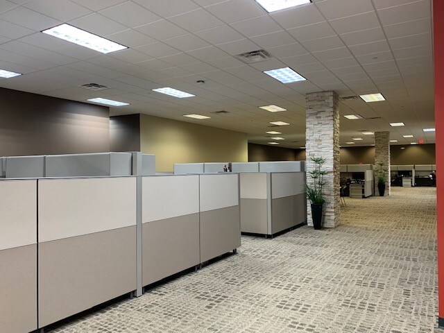 More Photos Of 345 Memorial Dr, Crystal Lake Showroom For Sale