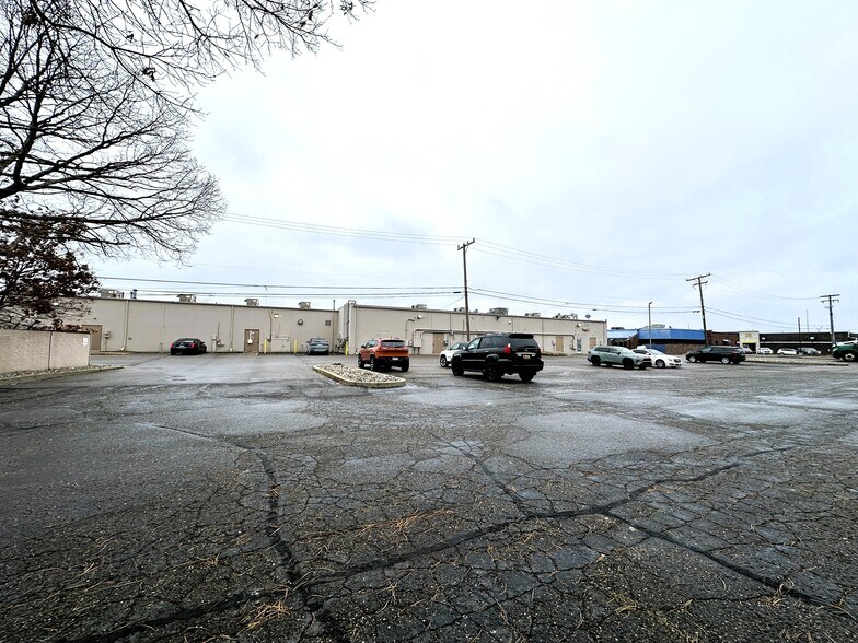 More Photos Of 5790-5832 Highland Rd, Waterford Storefront Retail Office For Lease