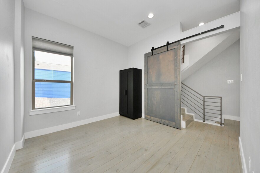 More Photos Of 1708 Winter St, Houston Apartments For Sale