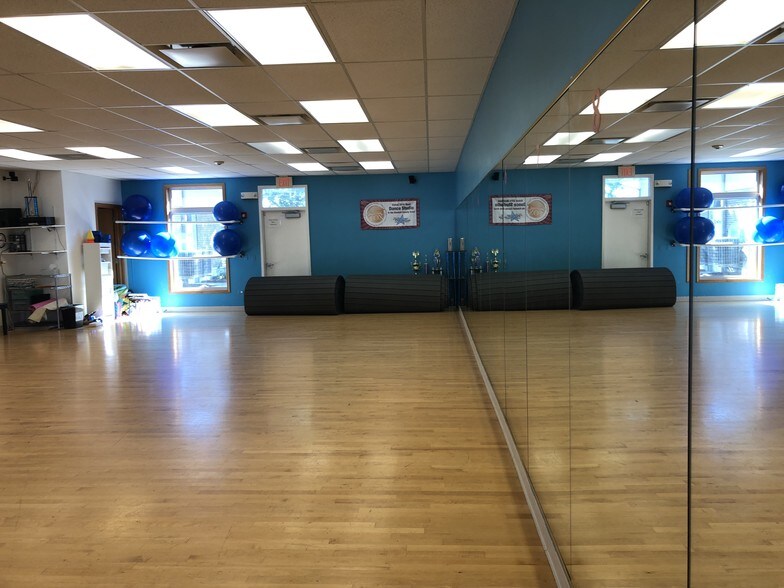 More Photos Of 608 E Veterans Pky, Yorkville Medical For Lease