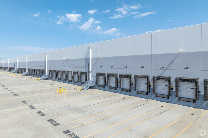 More Photos Of 11650 Venture Dr, Jurupa Valley Distribution For Lease