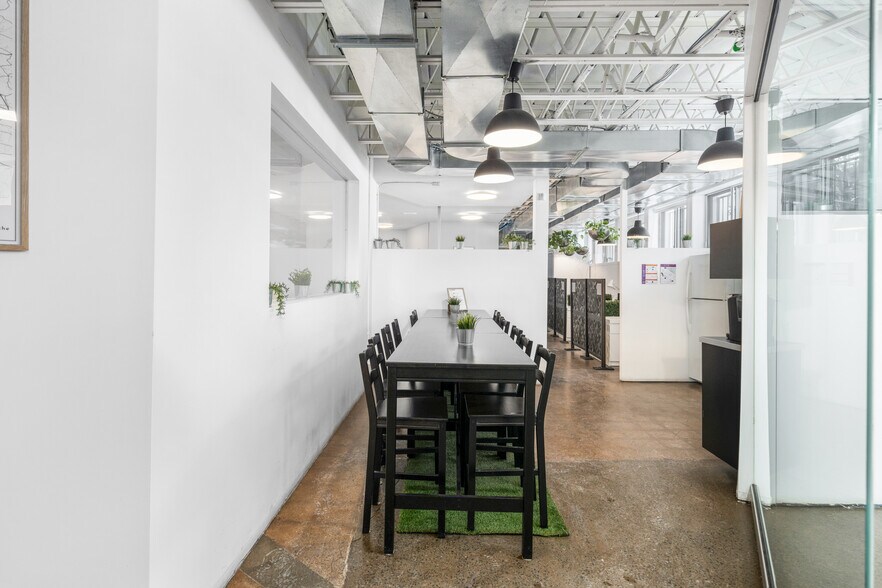 More Photos Of 880 Rue Roy E, Montréal Office For Lease