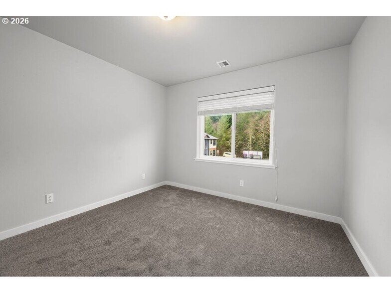 More Photos Of 1524 SE Honeysuckle Loop, Warrenton Apartments For Sale