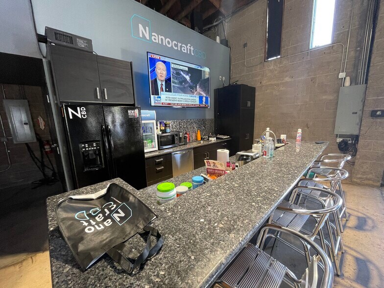 More Photos Of 1366 Hornblend St, San Diego Flex For Lease