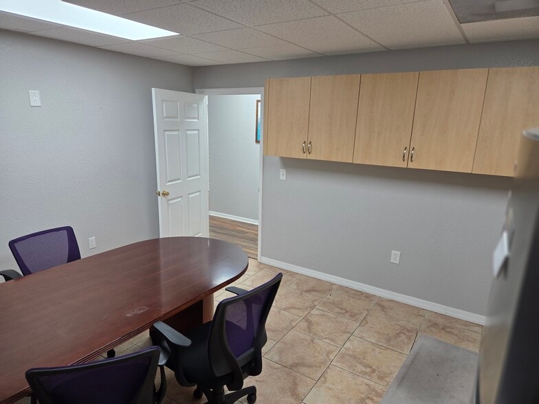 More Photos Of 143 N Oakwood Ave, Brandon Office For Lease