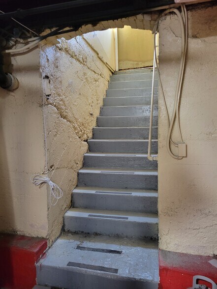 More Photos Of 909 6th St, Clarkston Storefront Retail Office For Lease