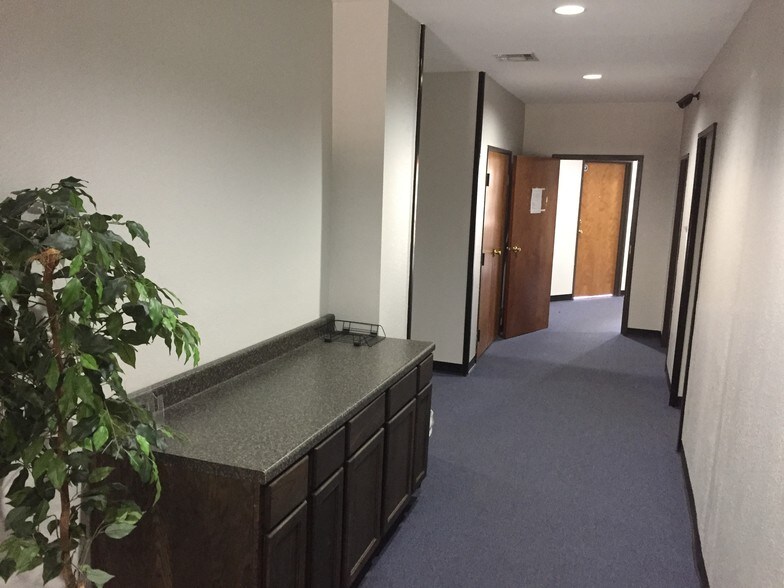More Photos Of 337 Oaks Trl, Garland Office For Lease