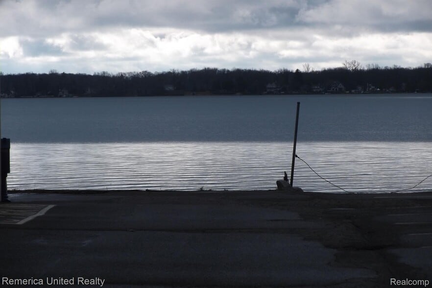 More Photos Of 121 E Walled Lake Dr, Walled Lake Storefront Retail Office For Sale