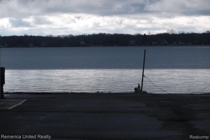 More Photos Of 121 E Walled Lake Dr, Walled Lake Storefront Retail Office For Sale