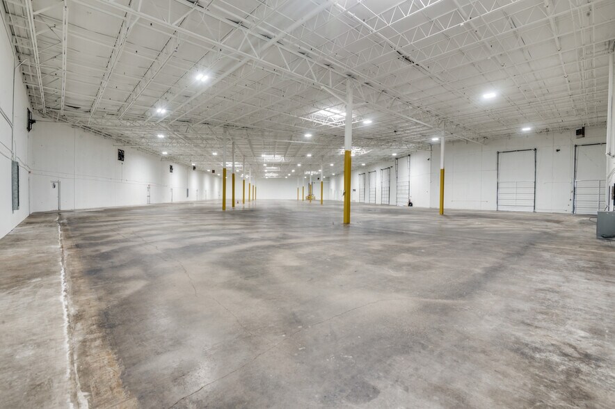 More Photos Of 4030 Express St, Arlington Distribution For Lease