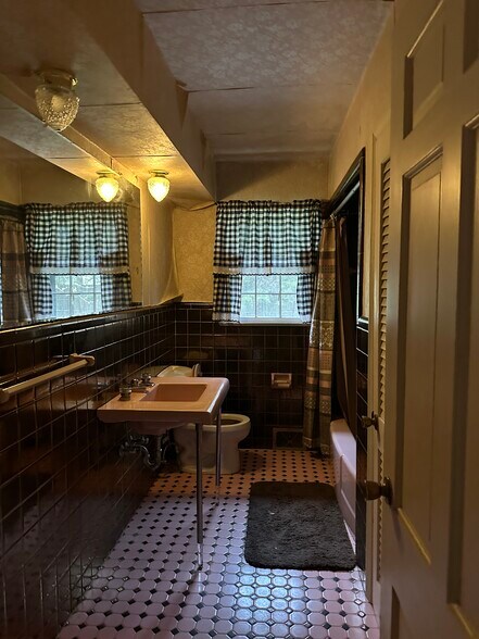 More Photos Of 73 Berlin Cross Keys Rd, Williamstown Specialty For Sale