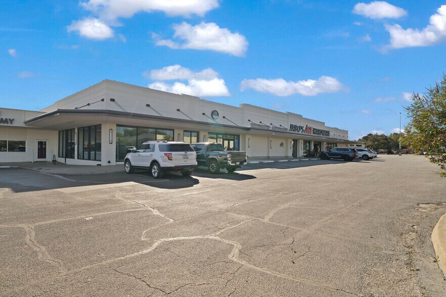 More Photos Of 3511-3563 S Hills Ave, Fort Worth Unknown For Lease