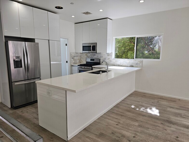 More Photos Of 6007 Barton Ave, Los Angeles Apartments For Sale